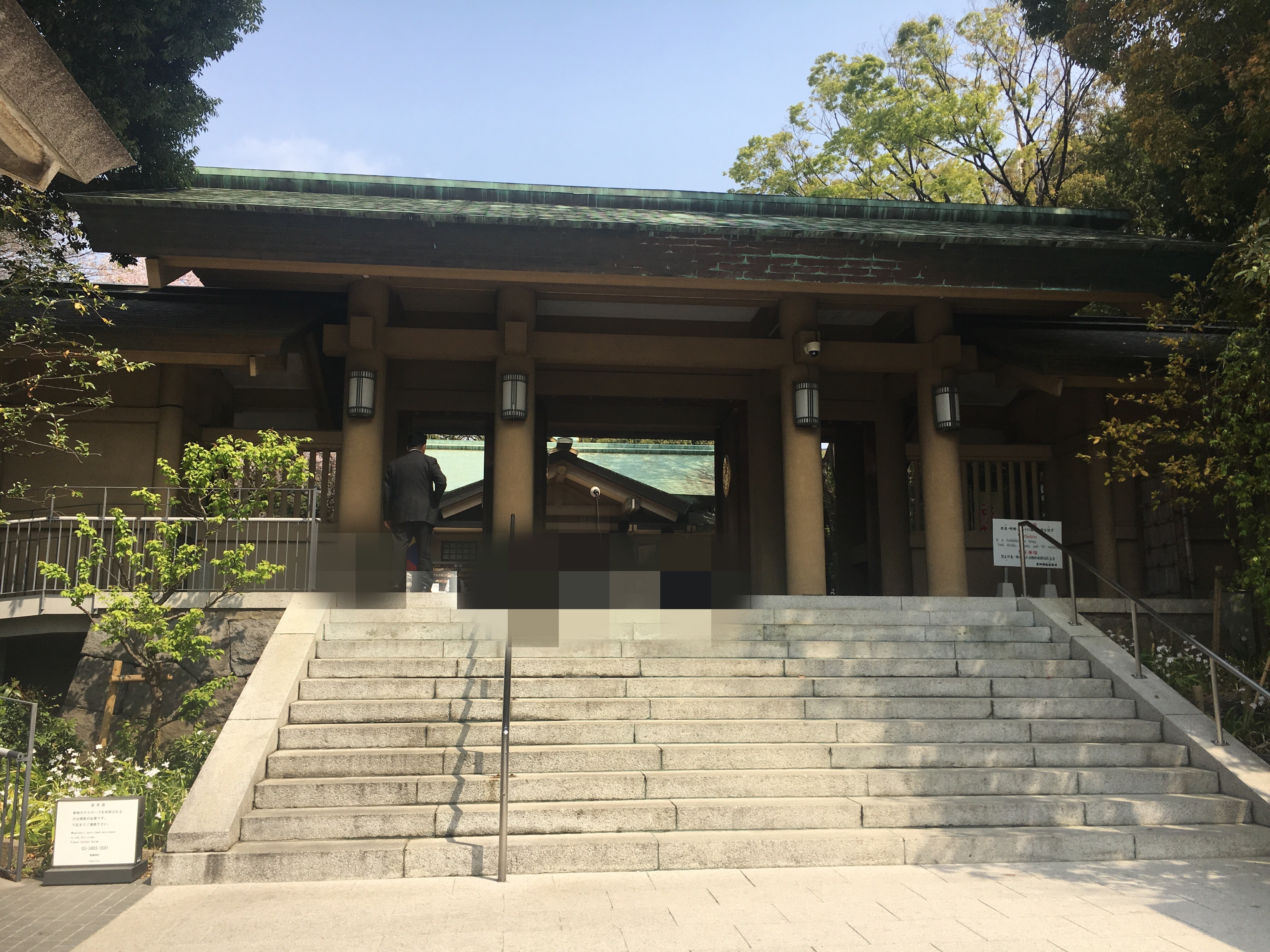 東郷神社の門