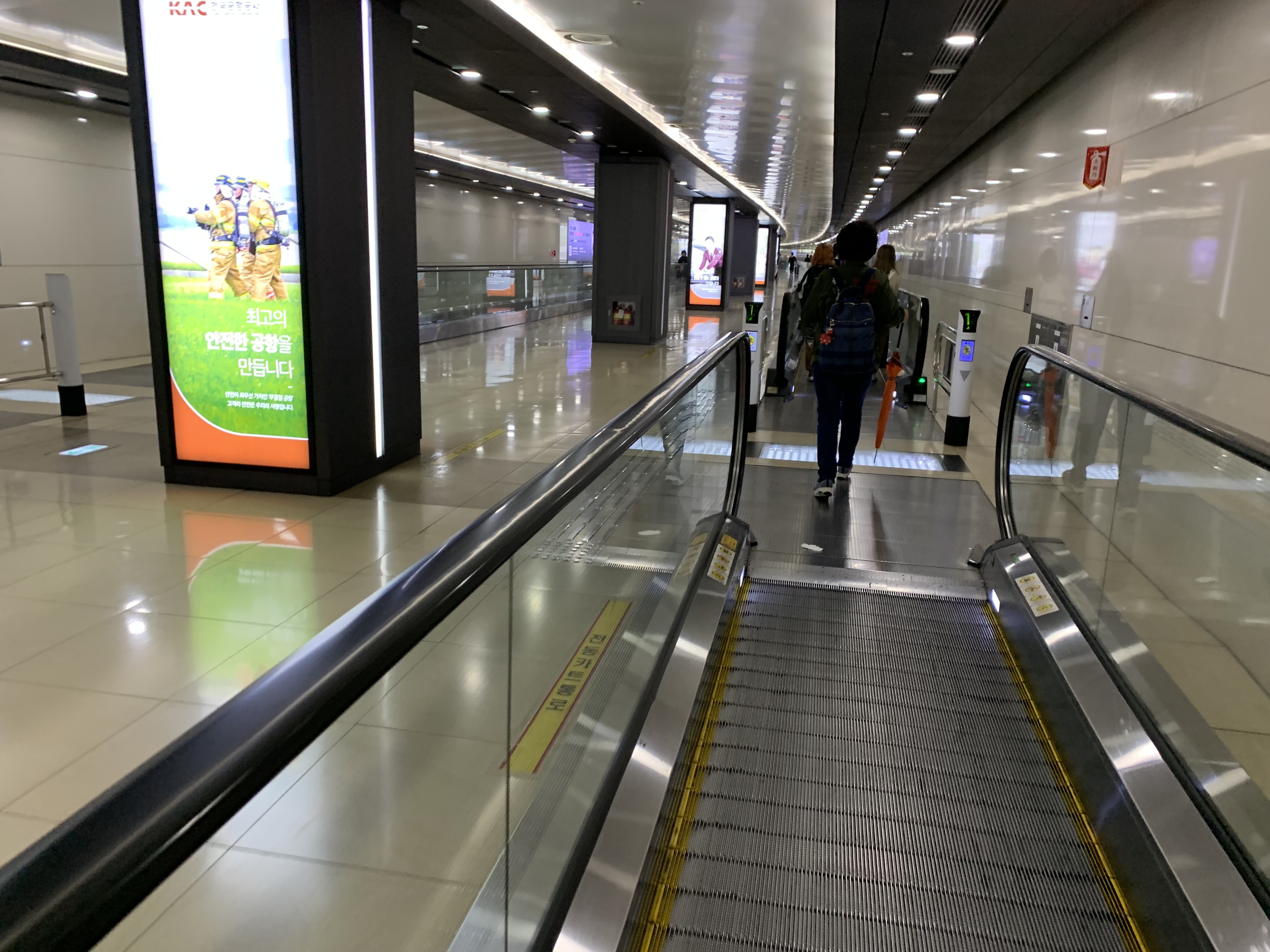 金浦空港の地下鉄までの通路の画像