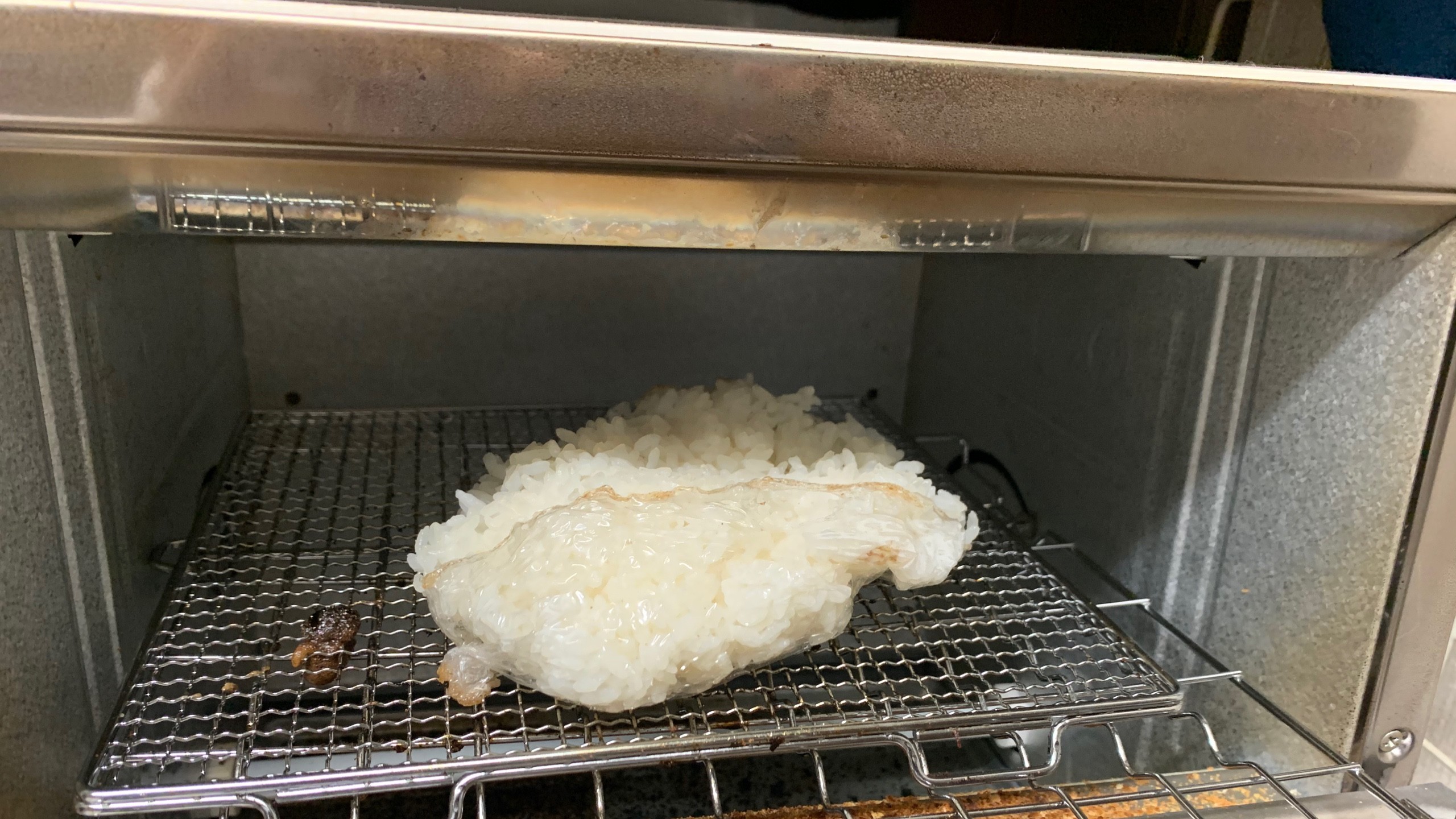 トースターで焼かれていた冷凍ご飯の画像